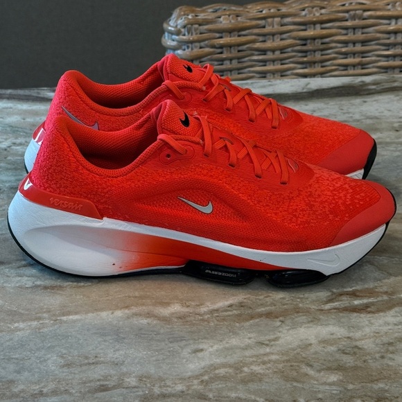 Women’s NIKE Versair Training Shoes- Bright orange/red. Size 9 - Picture 2 of 10